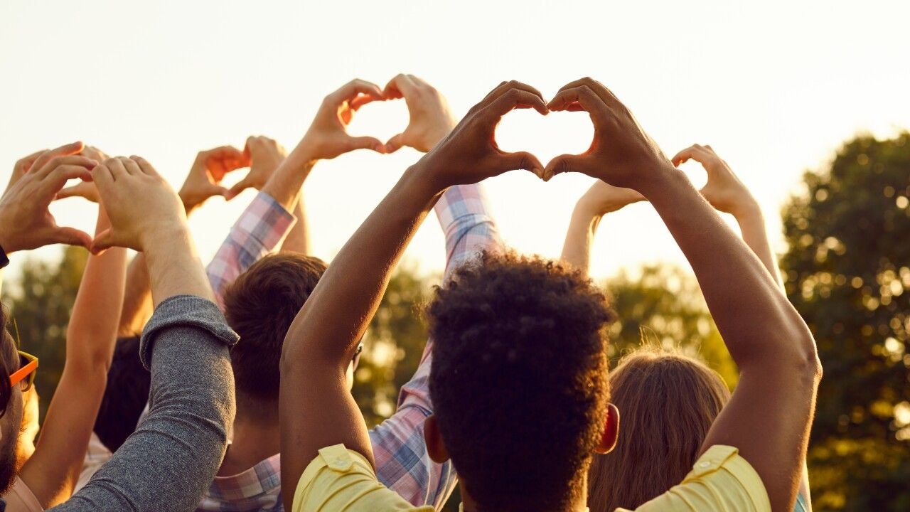 10 Real Stories That Remind Us Human Kindness Is Still Winning Against ...